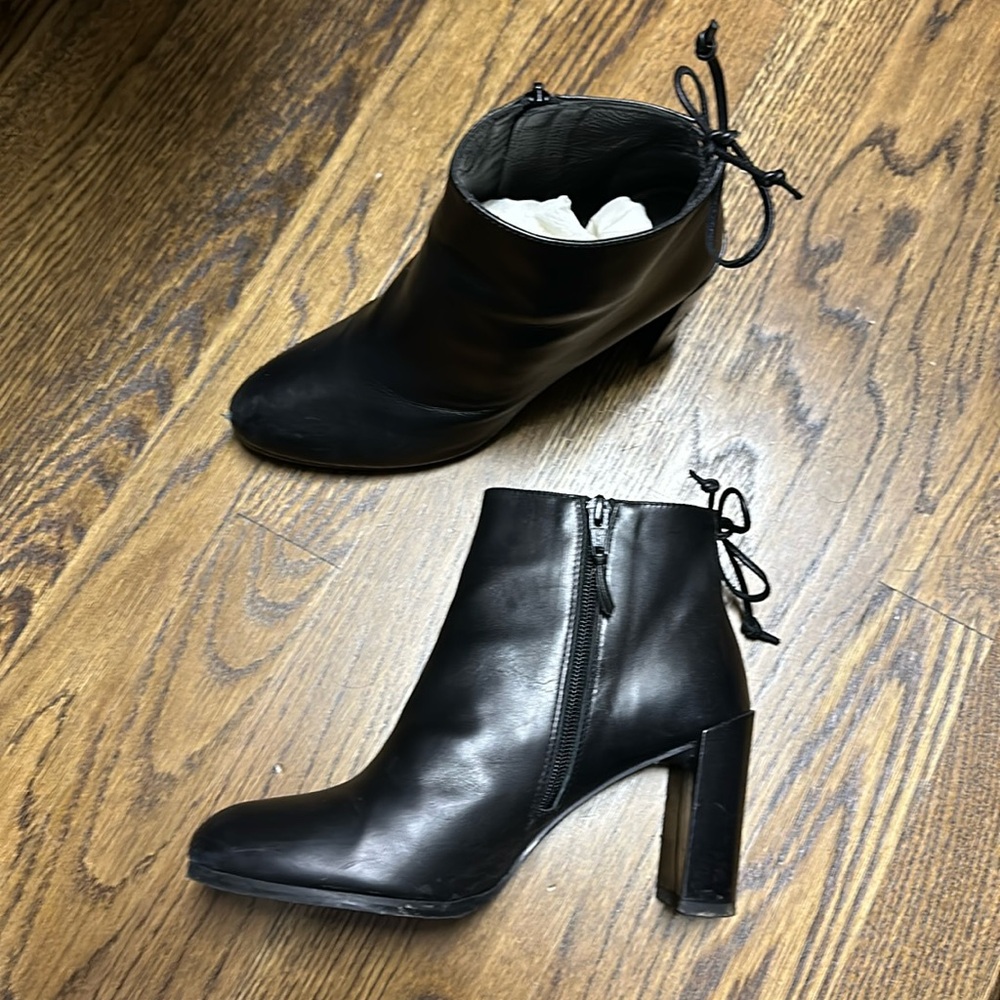 Stuart Weitzman size 7 black leather booties